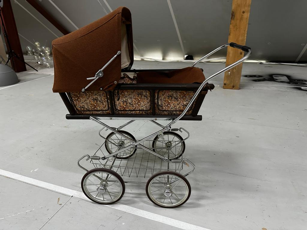 Vintage Poppenwagen - Bruin met Bloemenprint, Antiek en Kunst, Ophalen