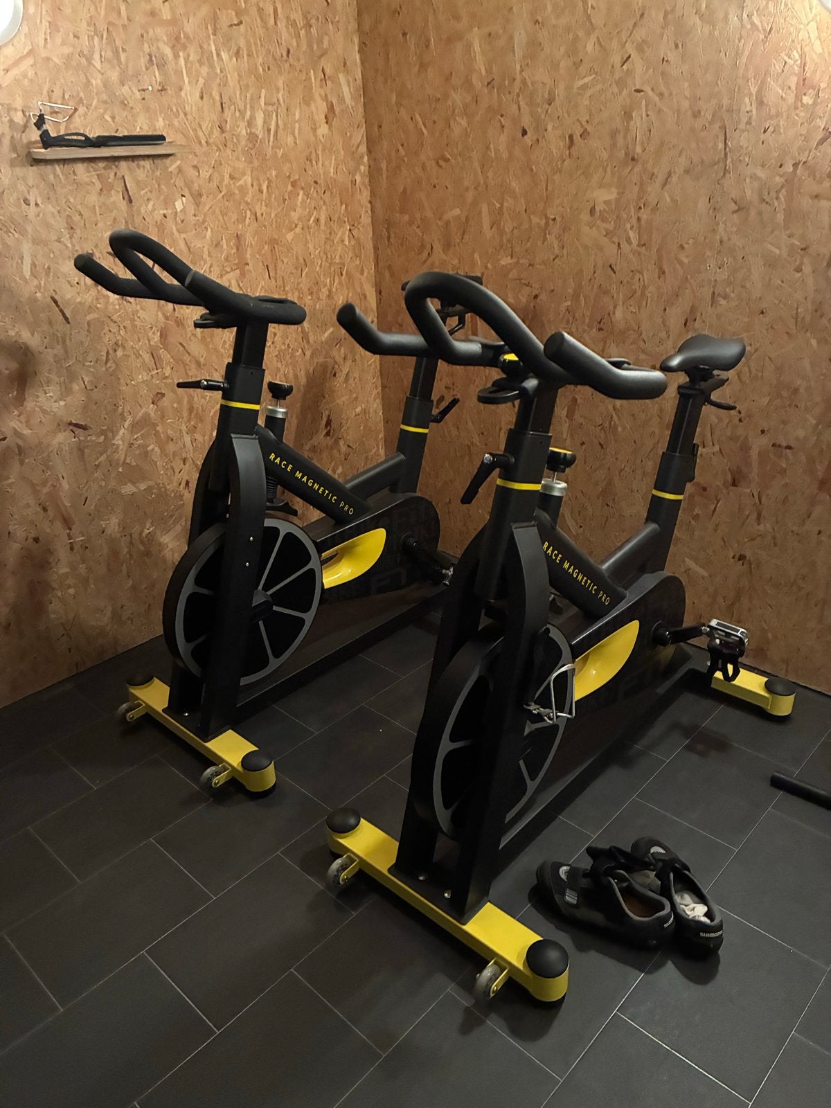 2x Race Magnetic Pro Spinningfietsen - Zo goed als nieuw, Sport en Fitness, Fitnessapparatuur, Zo goed als nieuw, Spinningfiets