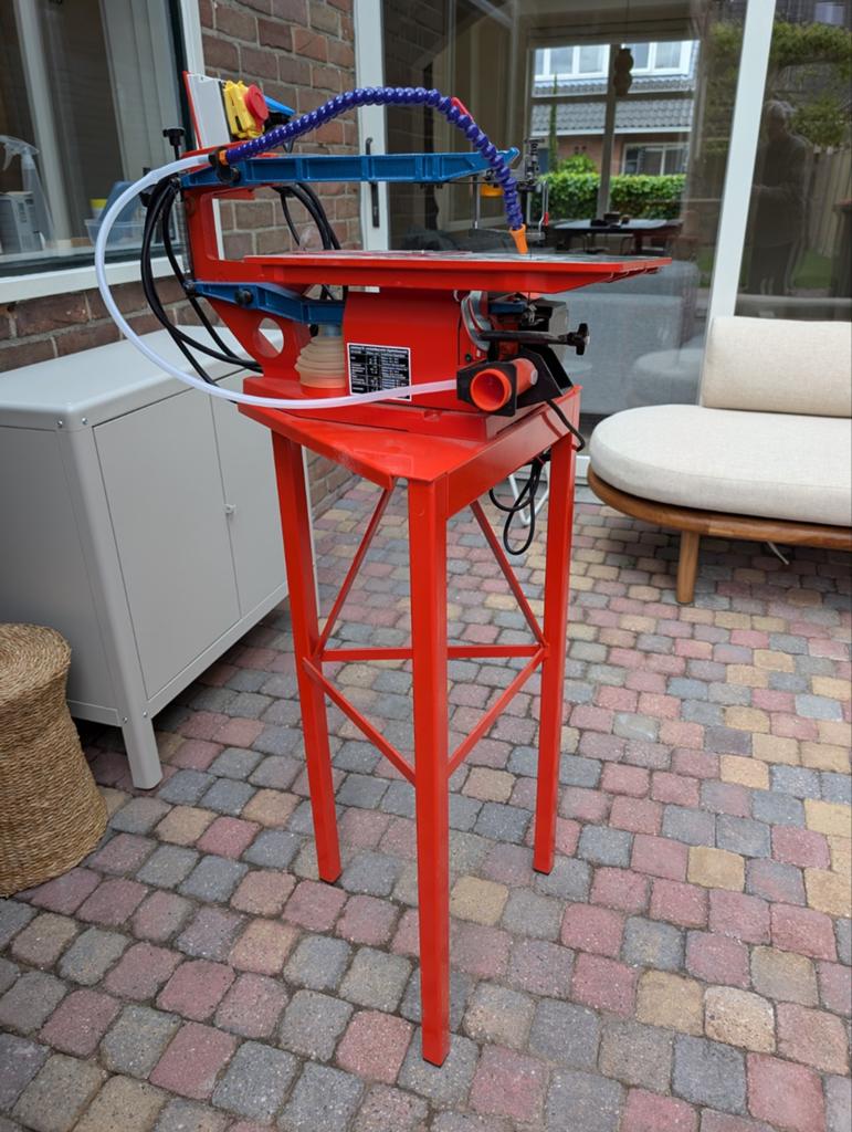 Hegner figuurzaag Multicut 2S met Hegner machinestandaard, Doe-het-zelf en Verbouw, Gereedschap | Zaagmachines, Ophalen, 1200 watt of meer