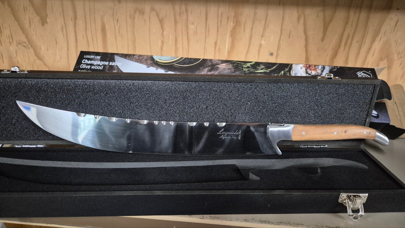 Laguiole Champagne sabel olijfhout in luxe kist, Overige typen, Hout, Nieuw, Ophalen of Verzenden