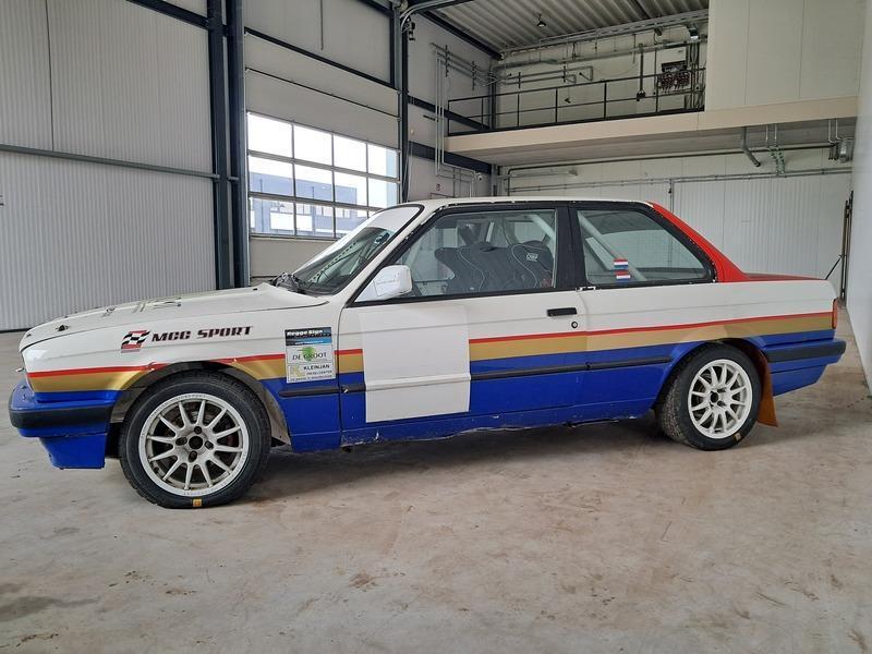 Rally-auto, BMW, 3-serie, 325i, 1988, Achterwielaandrijving, 2494 cc, Wit, 10 km/l