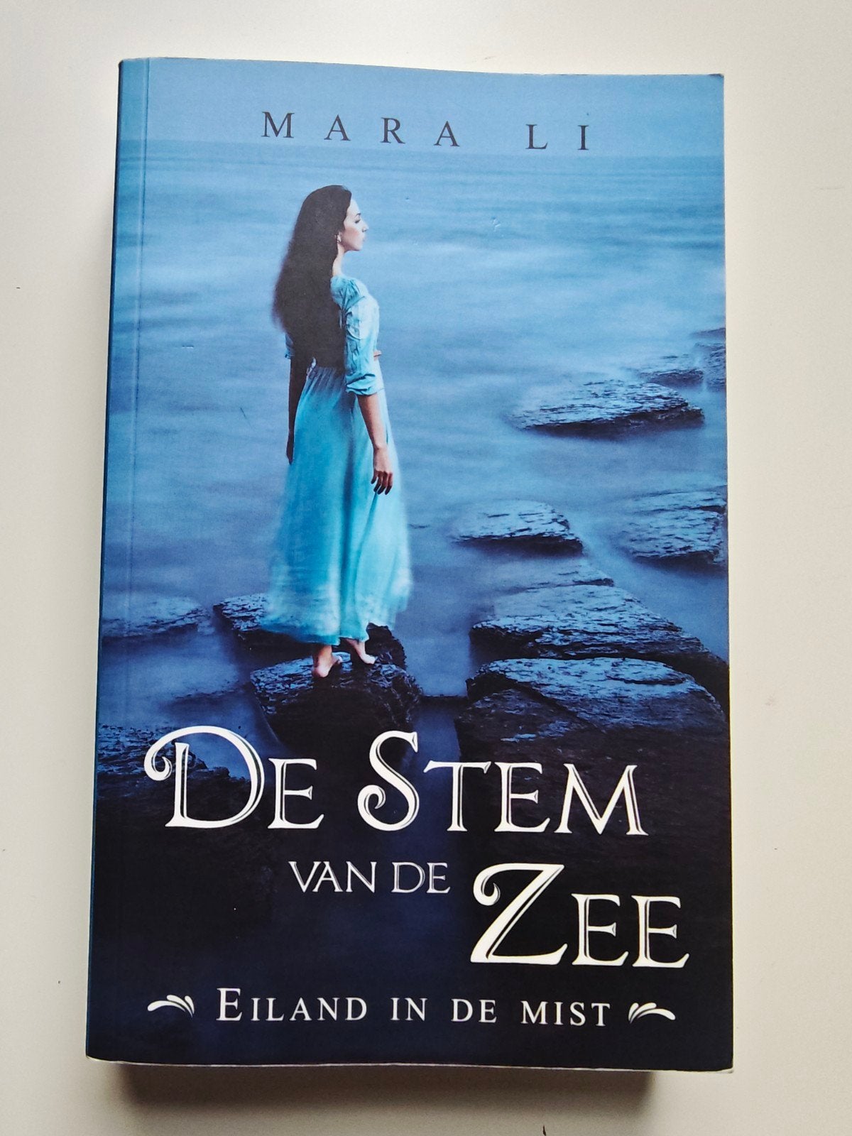 De Stem van de Zee - Eiland in de Mist (Mara Li), Ophalen of Verzenden, Gelezen, Mara Li