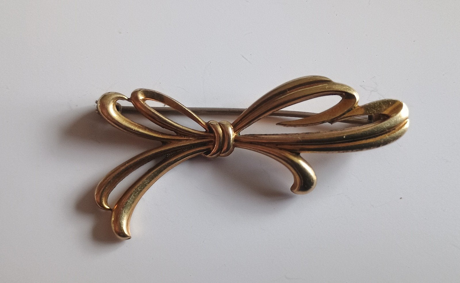 Speld sieraad strik Amerikaans doublé goud, Sieraden, Tassen en Uiterlijk, Broches, Overige materialen, Goud, Verzenden