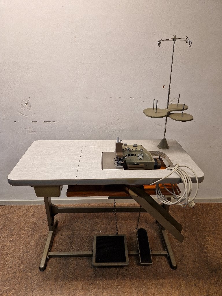 Juki industriële naaimachine / lockmachine met tafel, Hobby en Vrije tijd, Gebruikt, Lockmachine, Industrieel, Ophalen