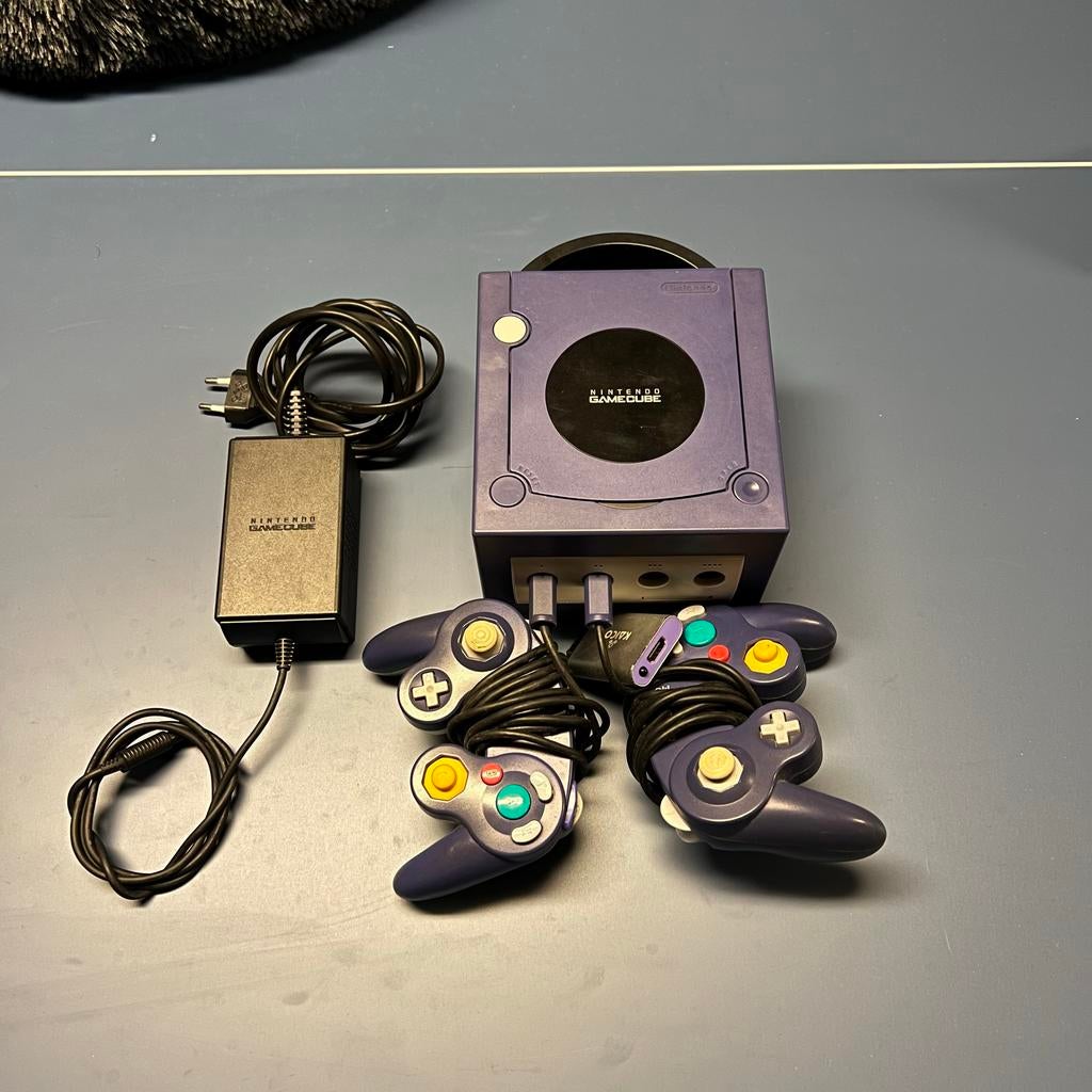 Nintendo GameCube paars met 2 controllers, Spelcomputers en Games, Spelcomputers | Nintendo GameCube, Gebruikt, Paars, Ophalen of Verzenden