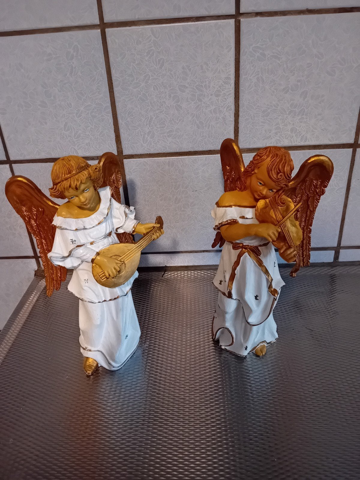 2 Mooie Engelen Beeldjes met Muziekinstrumenten, Verzamelen, Ophalen of Verzenden, Gebruikt, Religie