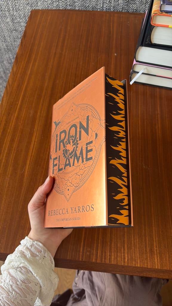 Iron Flame - Rebecca Yarros sprayed limited edition, Boeken, Ophalen of Verzenden, Zo goed als nieuw