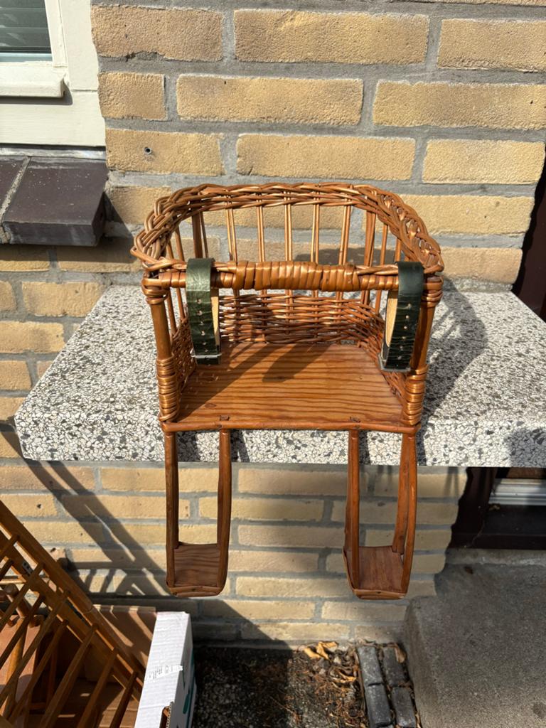 Vintage rieten poppen fietsstoeltje, Achterzitje, Ophalen, 0 t/m 10 kg, Gebruikt