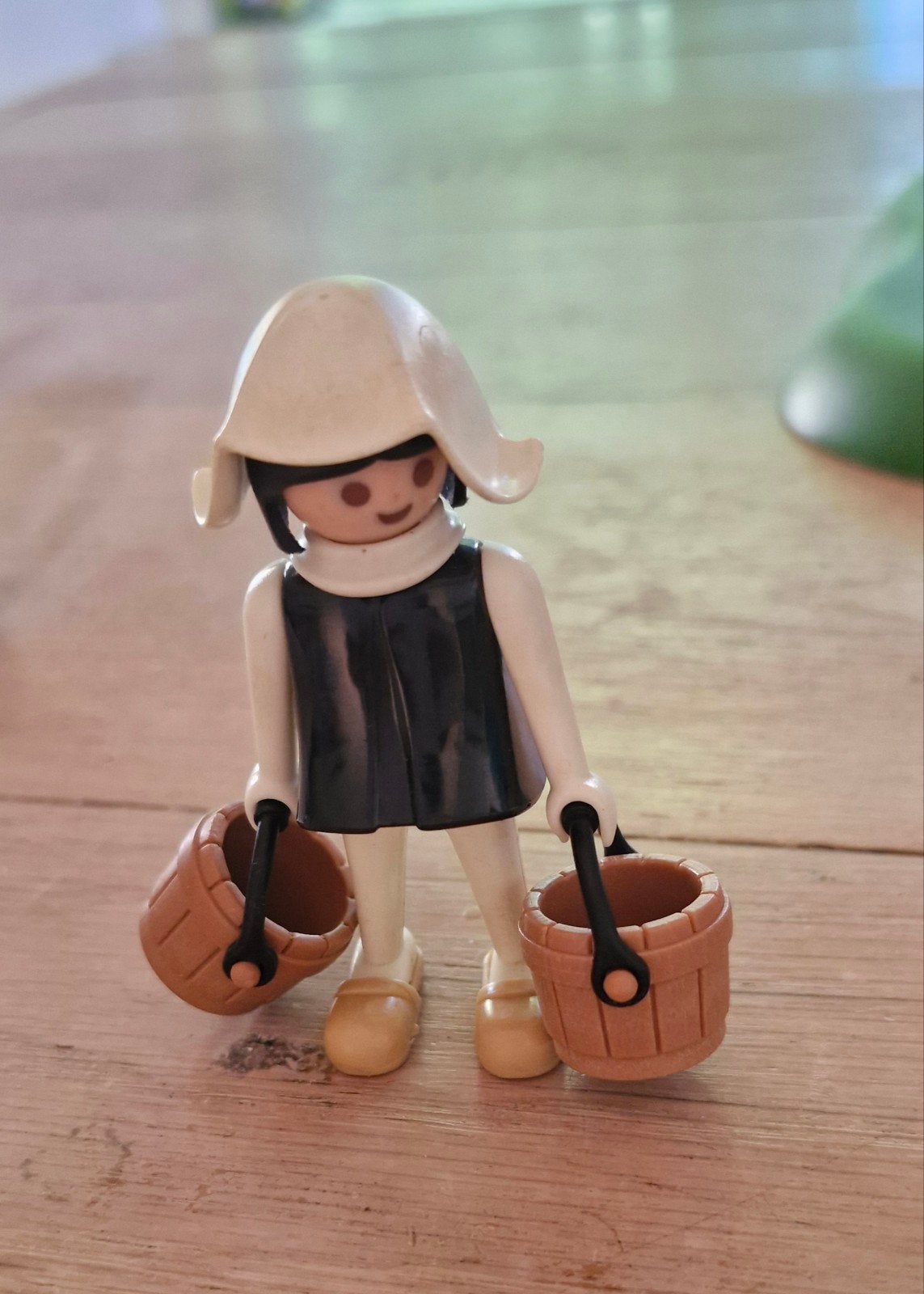 Vintage playmobil figuren: Boerin met emmers en ambulanceper, Ophalen of Verzenden, Gebruikt