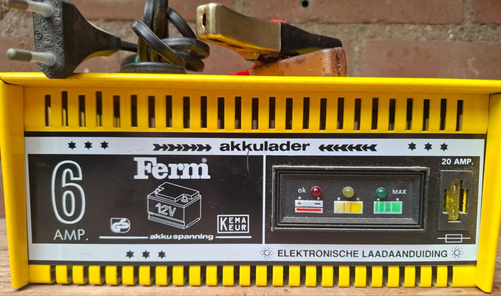 Ferm acculader 6/12V - 20 Ampere, Ophalen of Verzenden, Gebruikt, Universele onderdelen