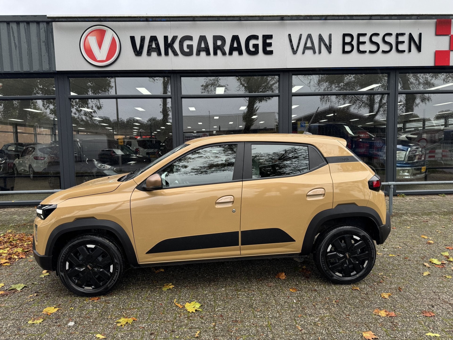 Dacia Spring Extreme 65 26.8 kWh CAMERA-CRUISE-AIRCO, Auto's, Gebruikt, Bruin, 4 stoelen, Leder en Stof