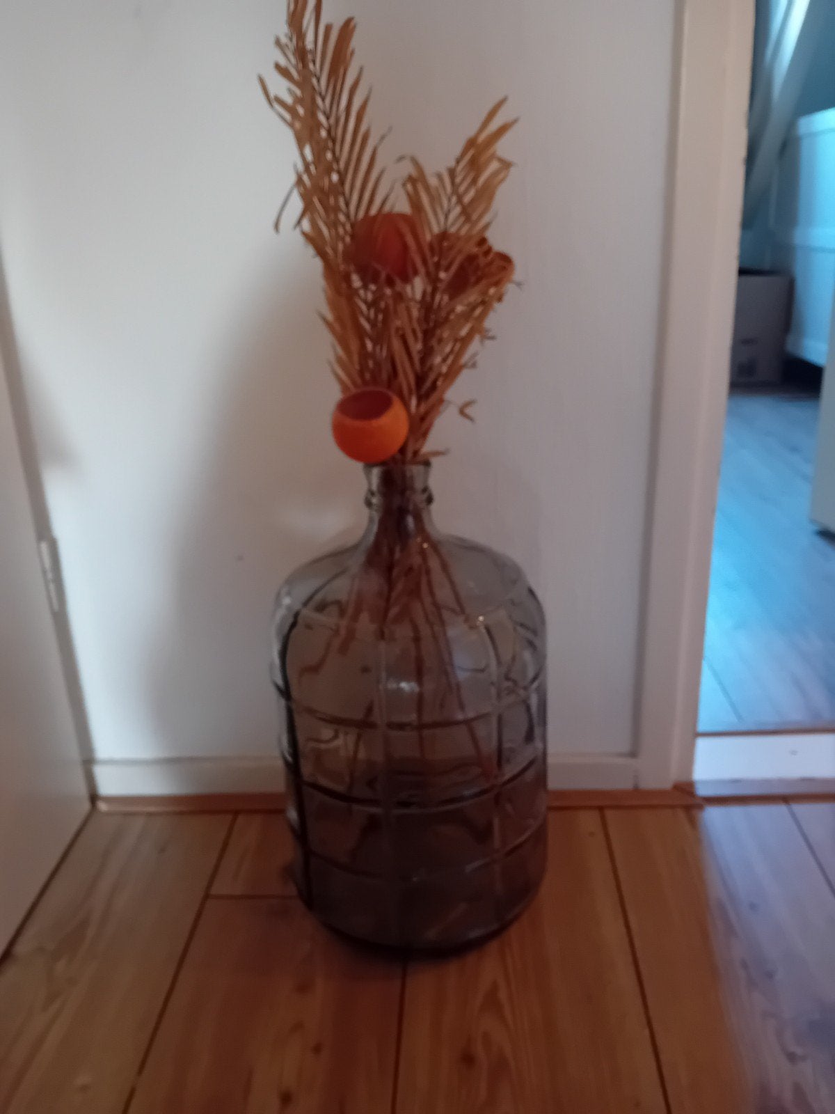 Grote glazen vaas met droogbloemen, Ophalen