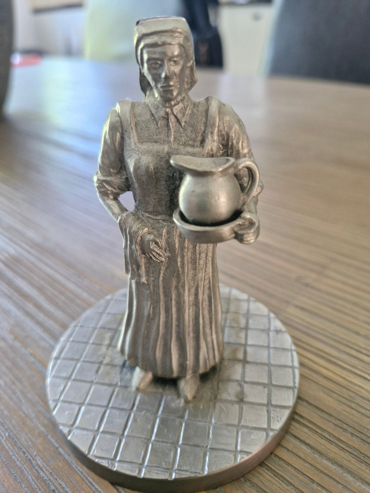 Vintage Tinnen Beeldje: Vrouw met Kan en Schaal, Ophalen of Verzenden