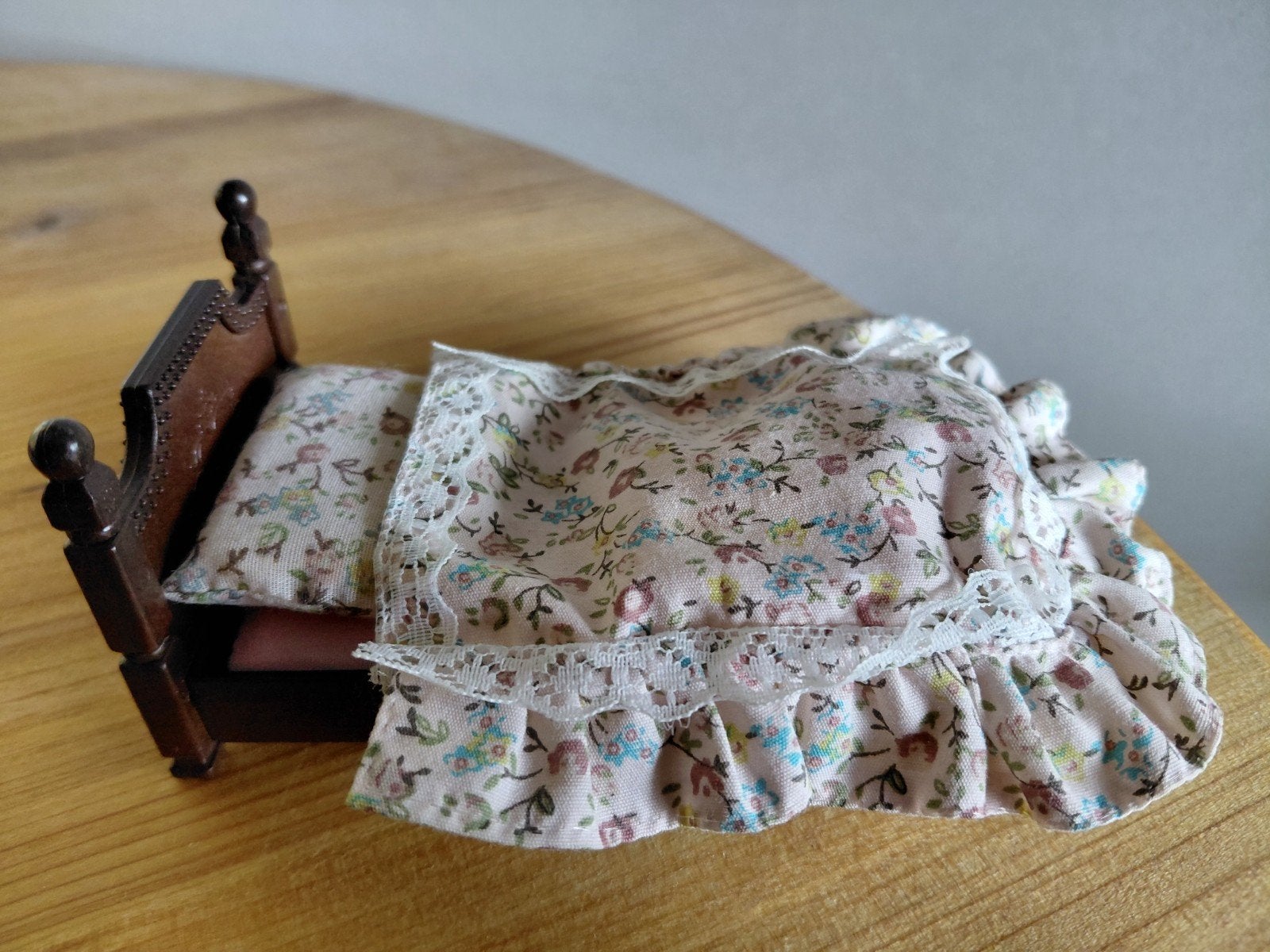 Sylvanian Families klassieke bed compleet, Verzamelen, Poppenhuizen en Toebehoren, Ophalen of Verzenden, Zo goed als nieuw, Poppenhuis