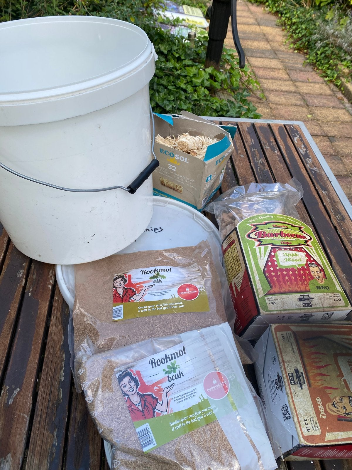 Houtmot en rookchips voor rookoven inclusief emmer, Tuin en Terras, Ophalen of Verzenden, Nieuw