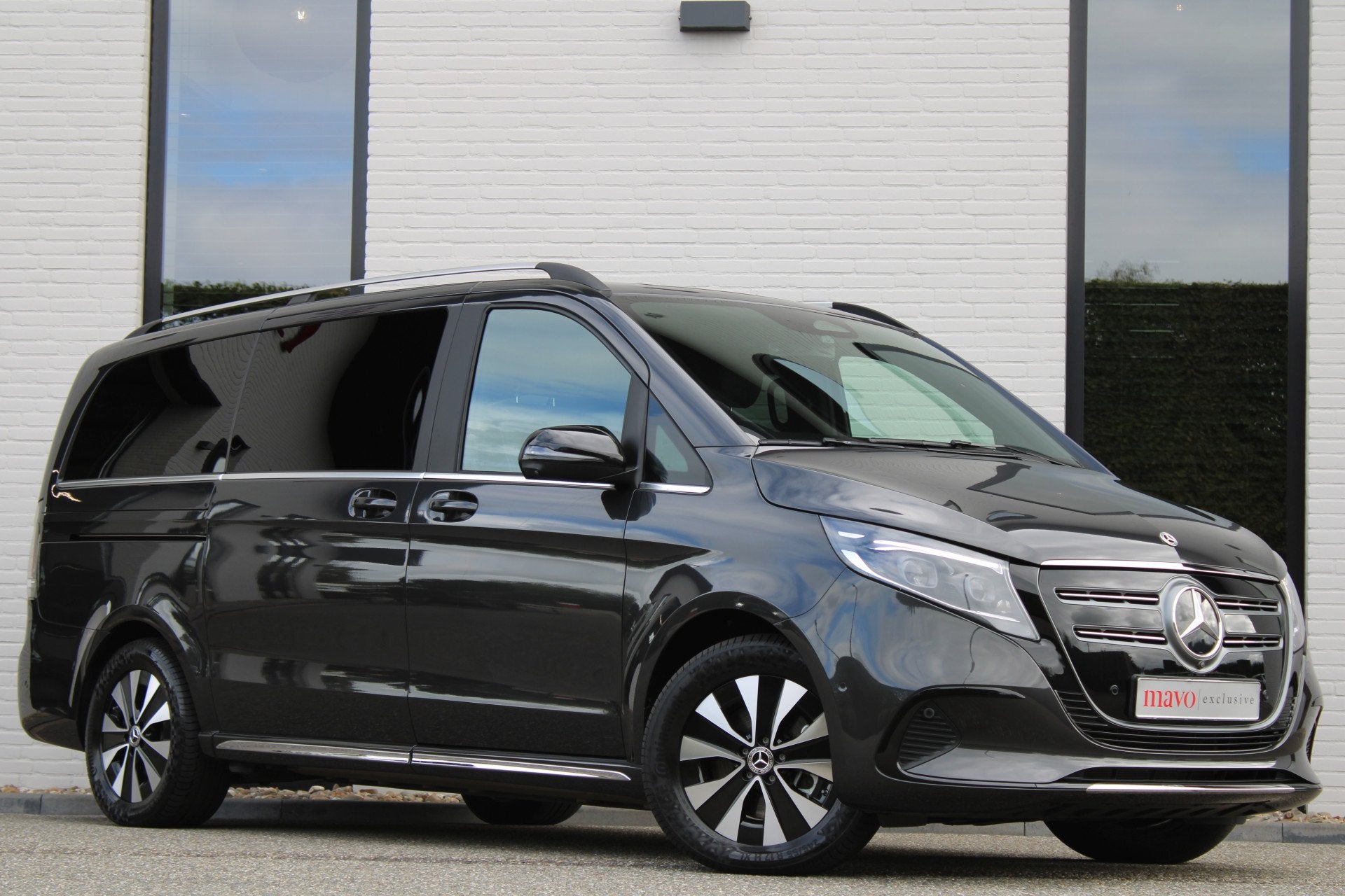 Mercedes-Benz EQV 300 L2 / AMG / Luchtvering / 7-Persoons /, Dealer onderhouden, Gebruikt, Met garantie (alle), 2535 kg