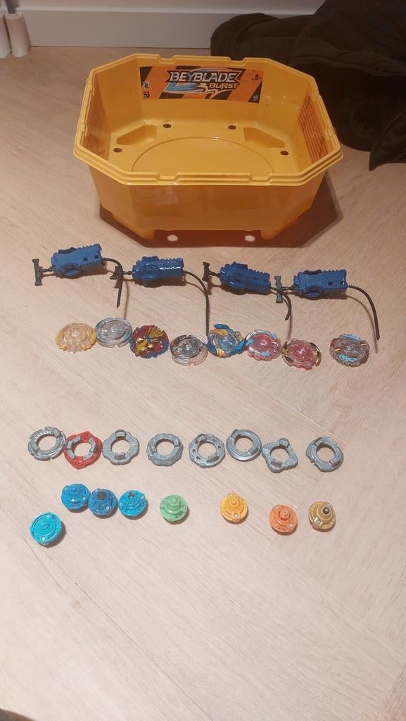 Beyblade burst series 8 exemplaren en 4 launchers, Ophalen of Verzenden, Gebruikt