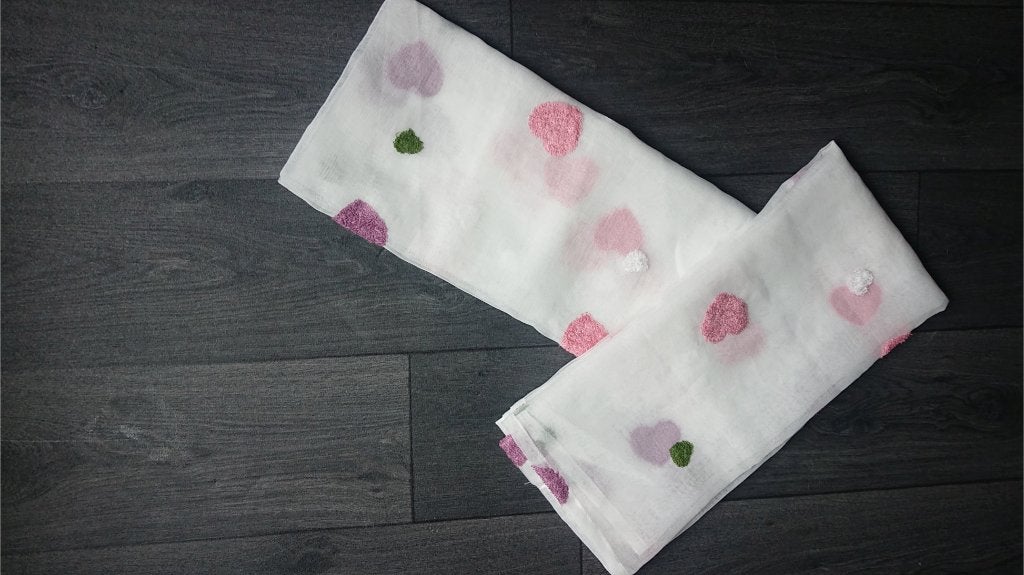 Tule gordijnen met hartjes 2 stuks (nieuw), Ophalen of Verzenden, Nieuw, Gordijnen of Lamellen
