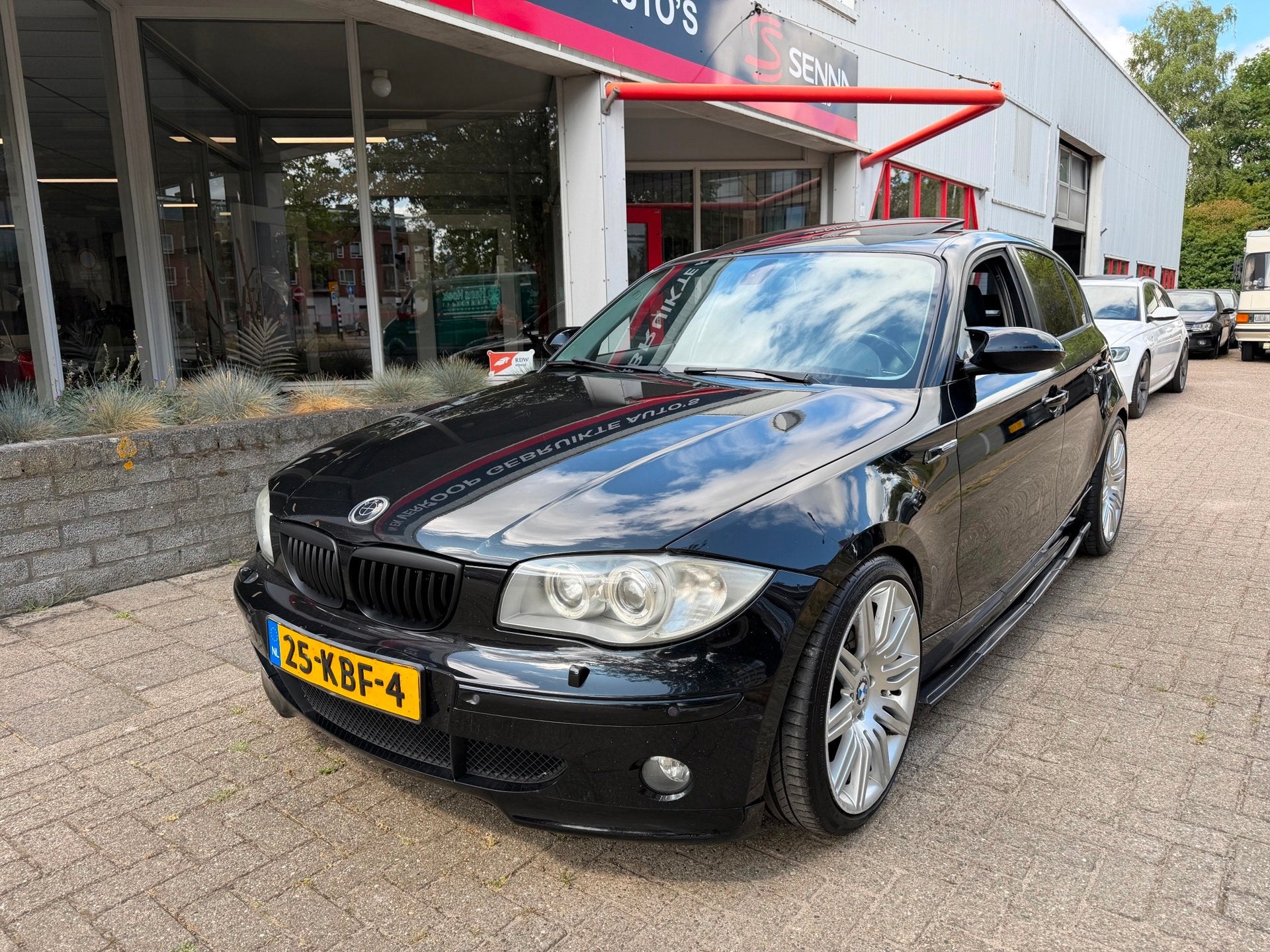 BMW 1-serie 120i Automaat - M pakket - leer - Xenon - Dak, Achterwielaandrijving, Zwart, 4 cilinders, 150 pk