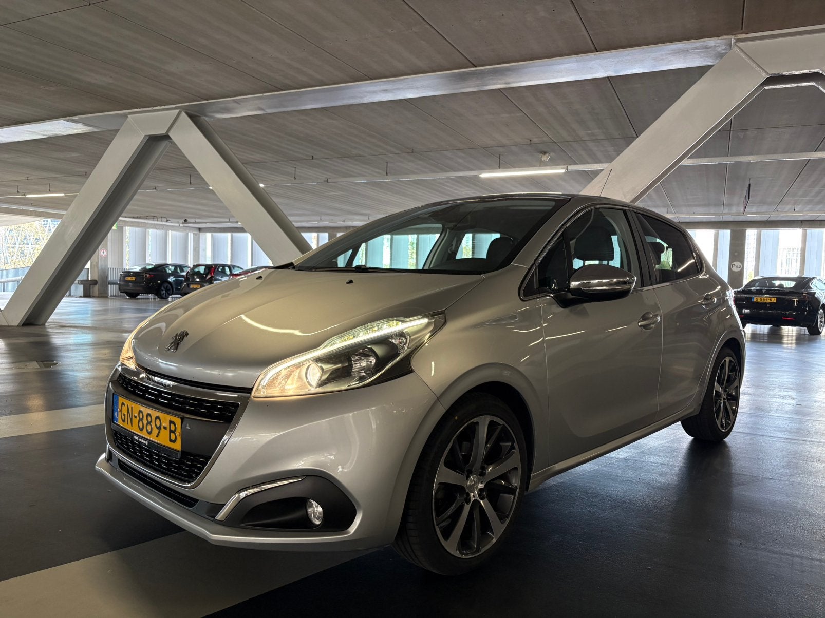 Peugeot 208 1.2 VTI 81KW/110PK 5-D 2015 Grijs, Voorwielaandrijving, Dealer onderhouden, 40 €/maand, Origineel Nederlands