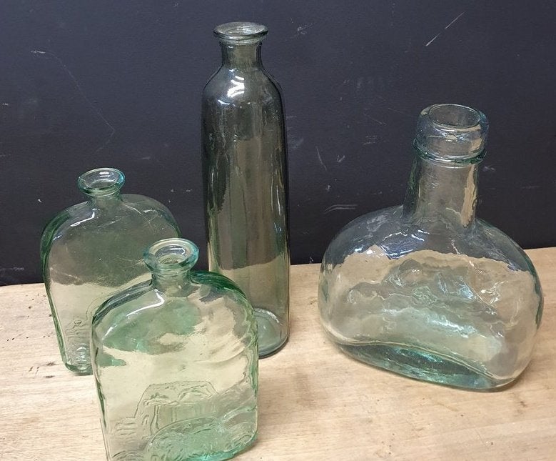 Vintage glazen flessen met licht groen er in groene fles, Antiek en Kunst, Ophalen of Verzenden