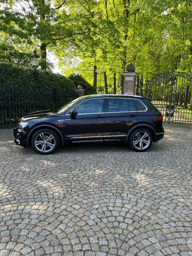 Volkswagen Tiguan R-Line 1.4 TSI 150PK . Eerste eigenaar ., Voorwielaandrijving, Stof, 1800 kg, Zwart