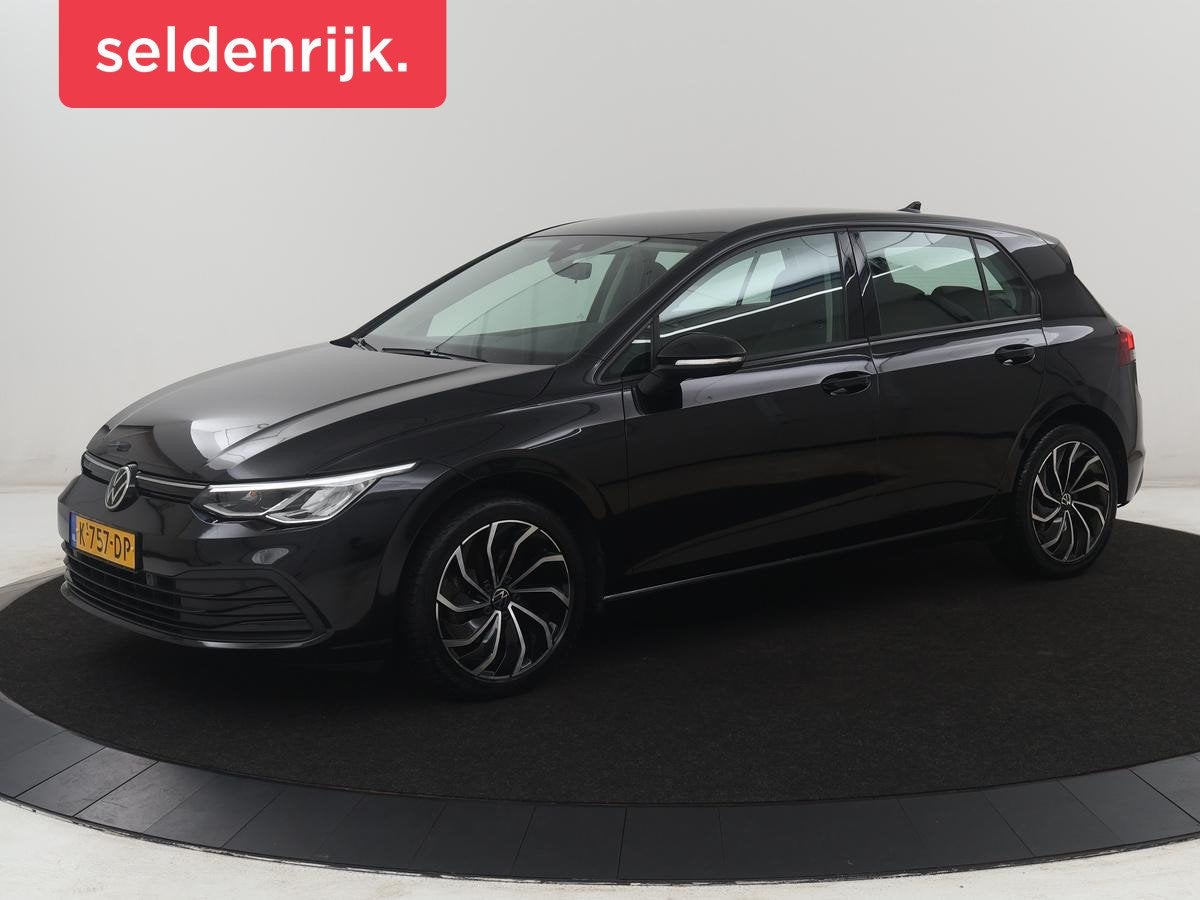 Volkswagen Golf 1.0 eTSI Life | Automaat | Navigatie | Trekh, Auto's, Stof, Gebruikt, Euro 6, Zwart