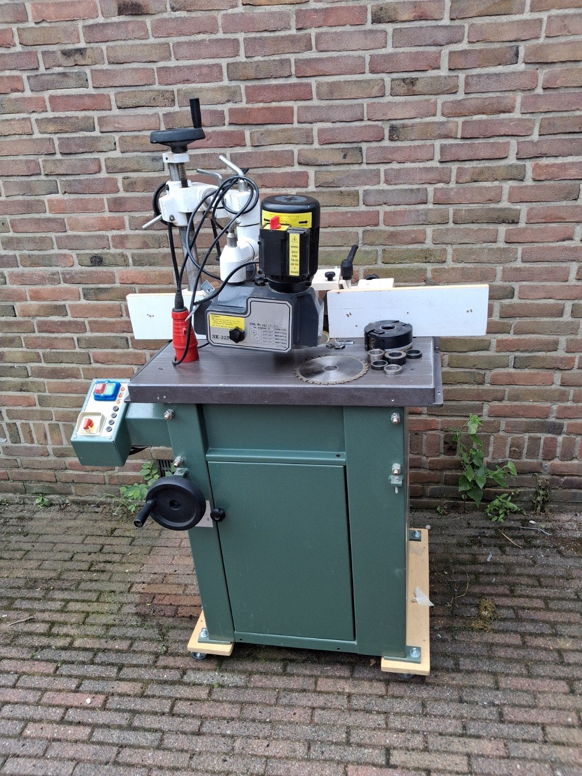 Nette kity 629 freesmachine met aanvoer apparaat op 380v, Ophalen, Zo goed als nieuw, Elektrisch, Overige soorten