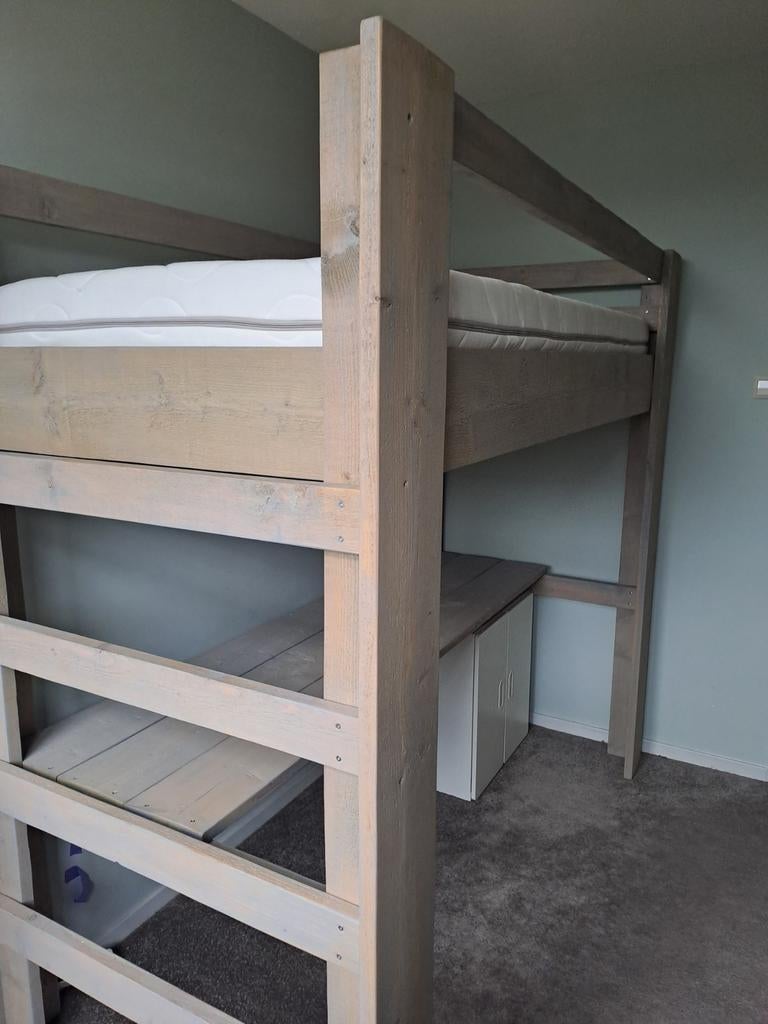 Steigerhouten hoogslaper met bureau, greywash look, Ophalen, Eenpersoons, Zo goed als nieuw, 180 tot 200 cm