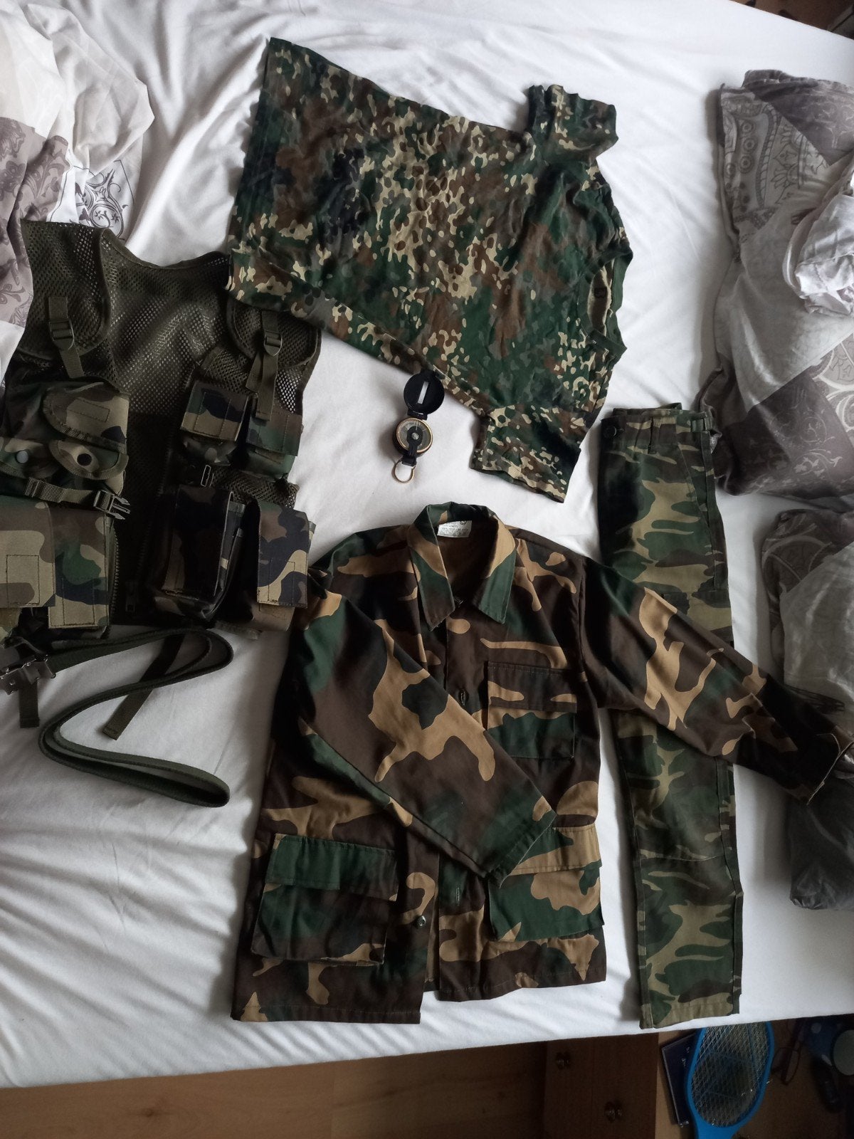 Militair camouflage kledingpakket met vest en kompas, Verzamelen, Militaria | Algemeen, Ophalen, Landmacht, Nederland, Kleding of Schoenen
