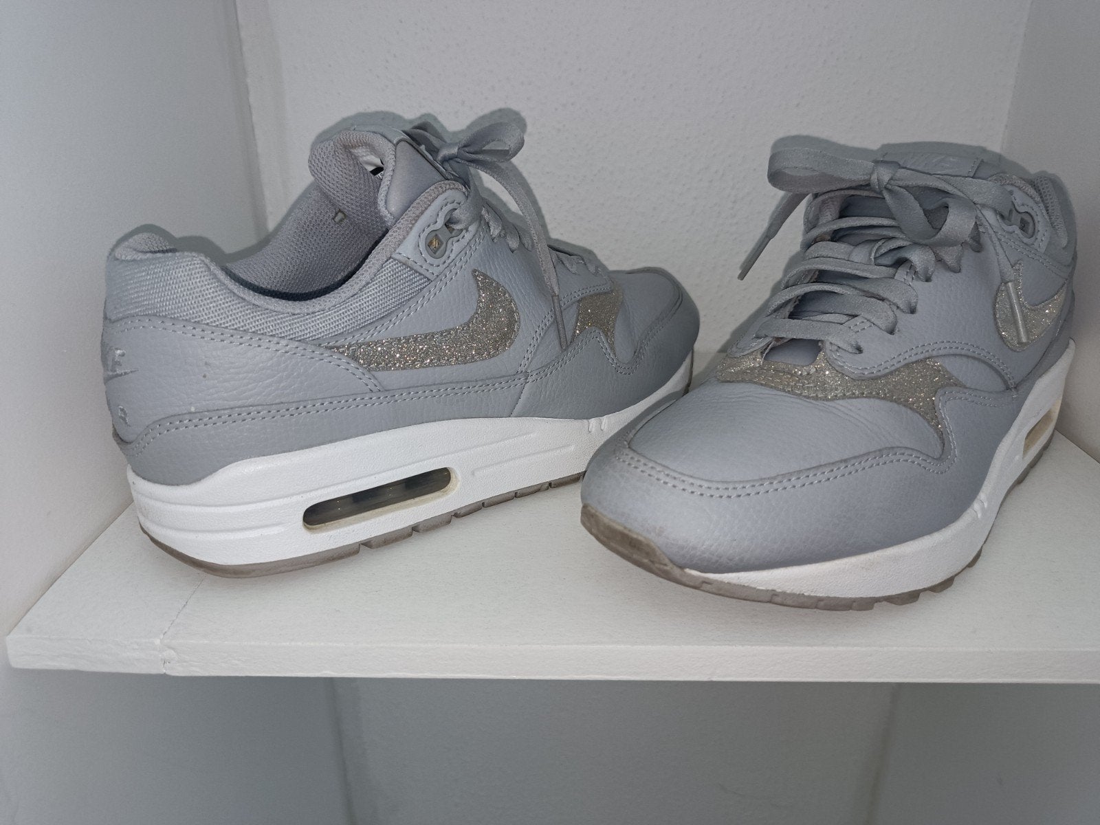 Nike Air Max 1 Sneakers - Grijs met Glitter, Ophalen of Verzenden, Zo goed als nieuw, Grijs, Nike airmax