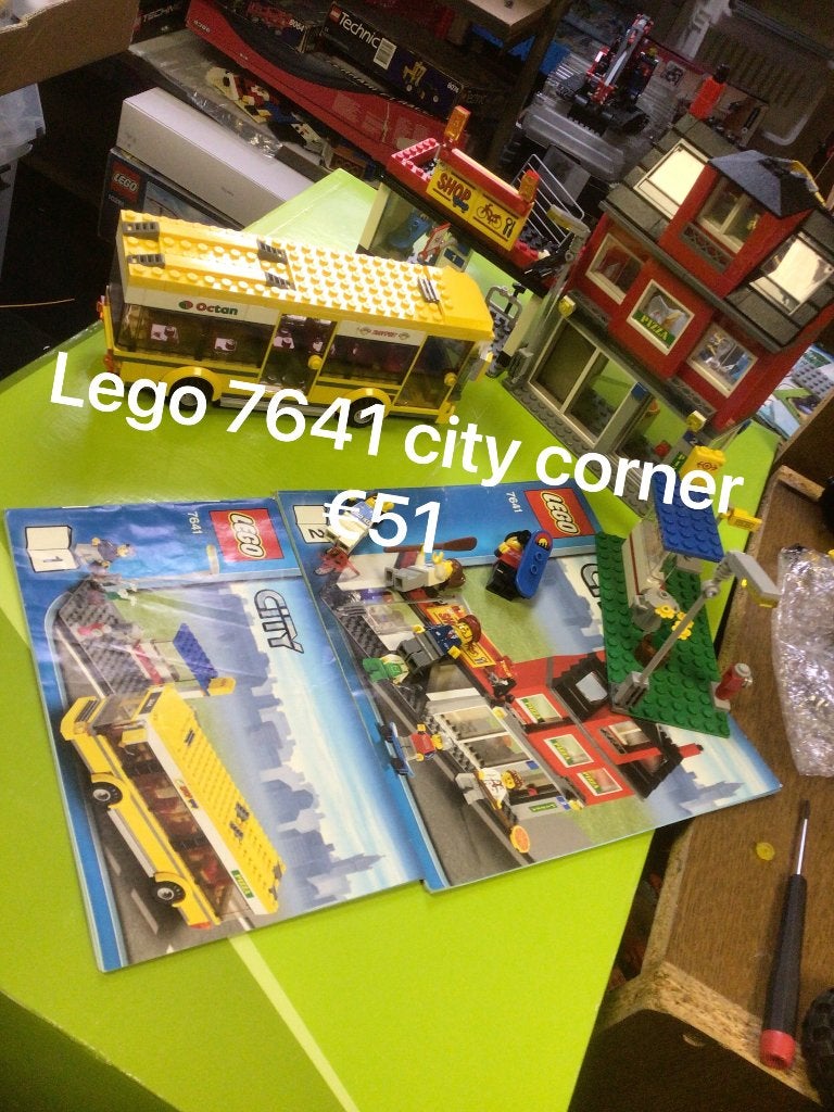 Lego City Corner 7641 met bus en gebouw, Lego, Ophalen of Verzenden, Complete set, Inclusief instructies