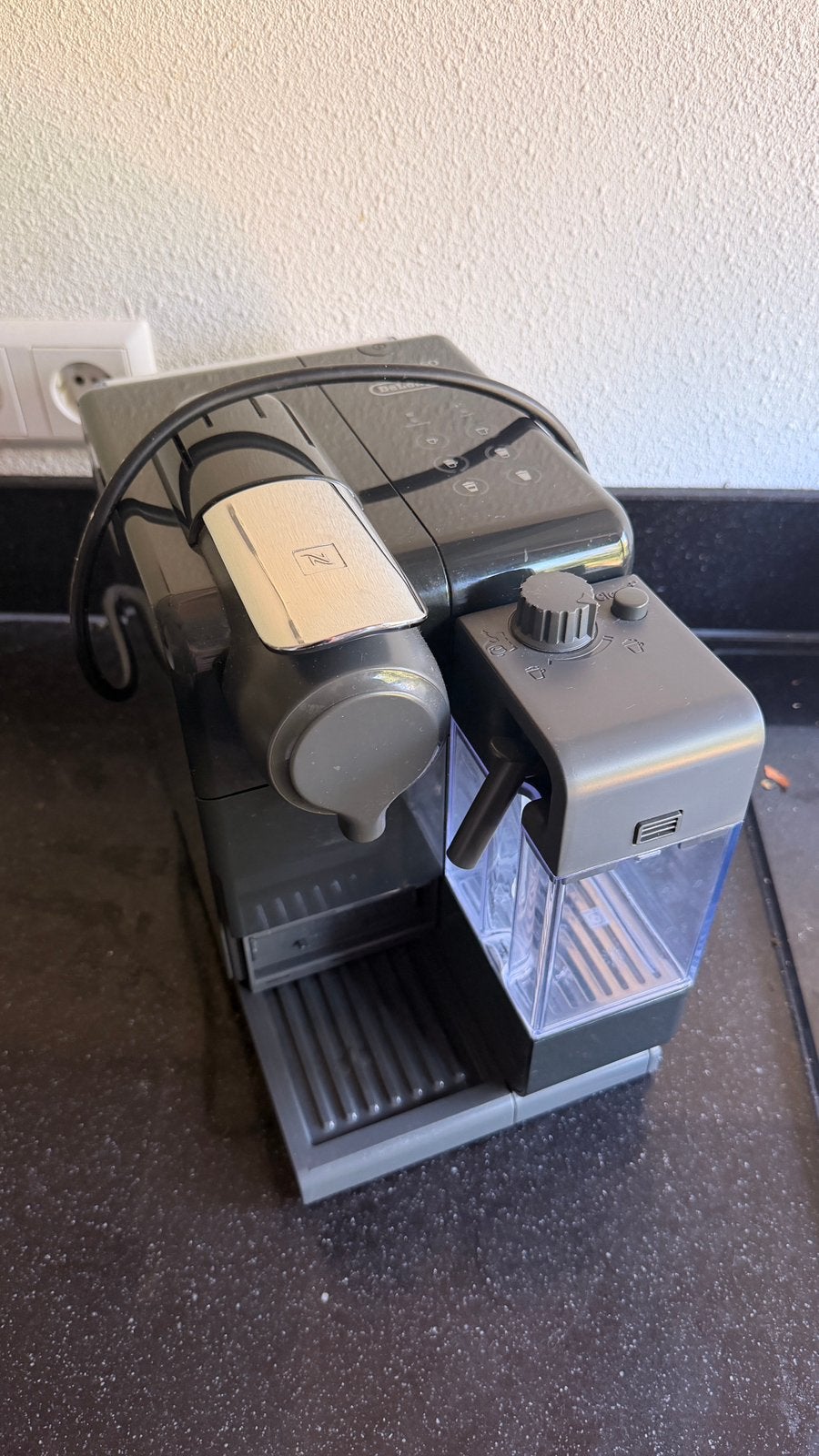 DeLonghi Lattissima Touch Nespresso met melkopschuimer, Ophalen of Verzenden, Zo goed als nieuw, Koffiemachine