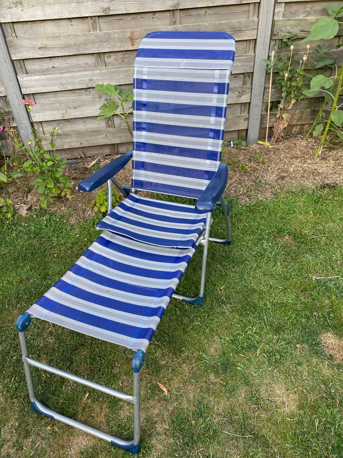 Crespo campingstoel met voetenbank - Blauw/grijs gestreept, Ophalen, Gebruikt, Campingstoel