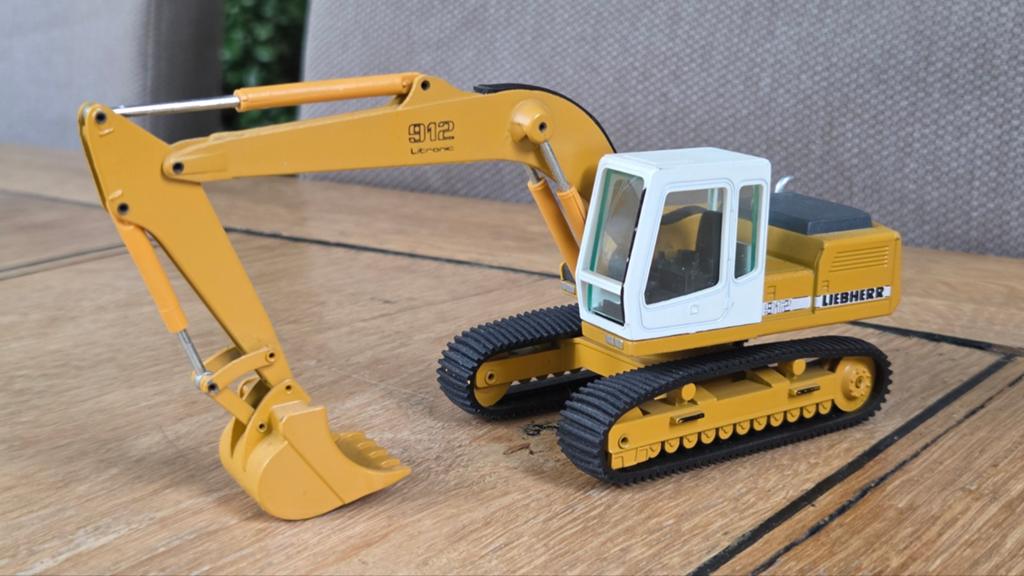 Conrad 1:50 Liebherr 912 Litronic graafmachine model 2829, Verzenden, Gebruikt, Hijskraan, Tractor of Landbouw, Conrad