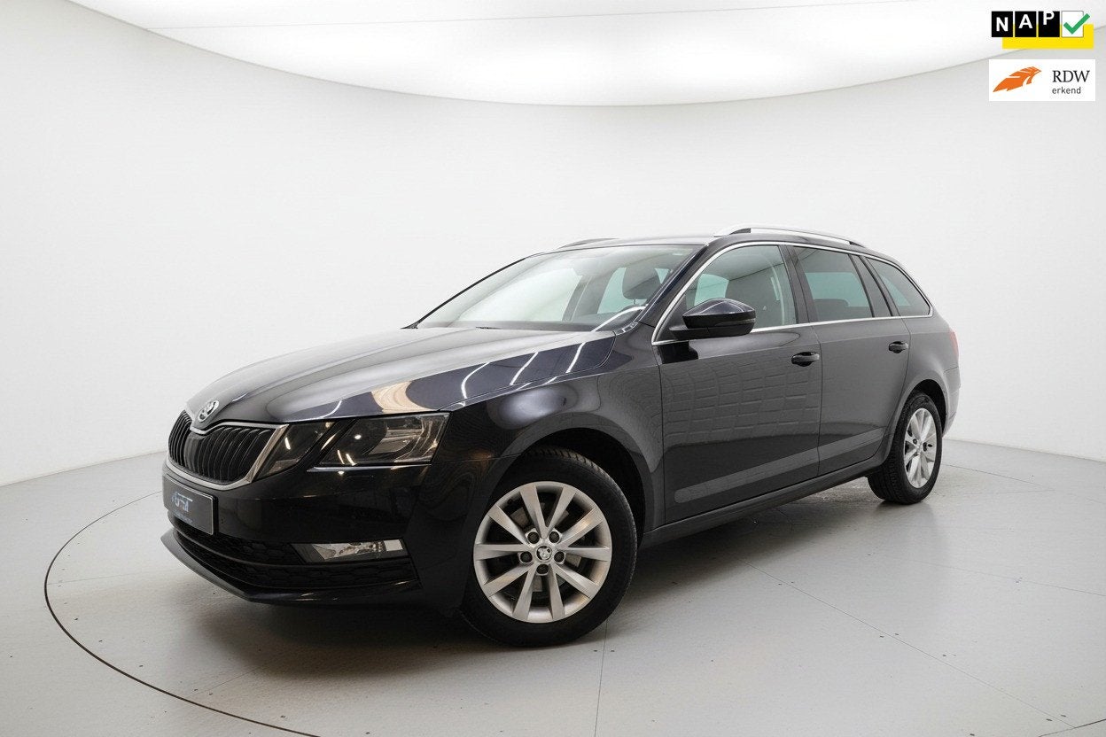 Skoda Octavia Combi 1.5 TSI Greentech Sport Business TREKHAA, Auto's, 4 cilinders, 150 pk, Leder en Stof, Zwart