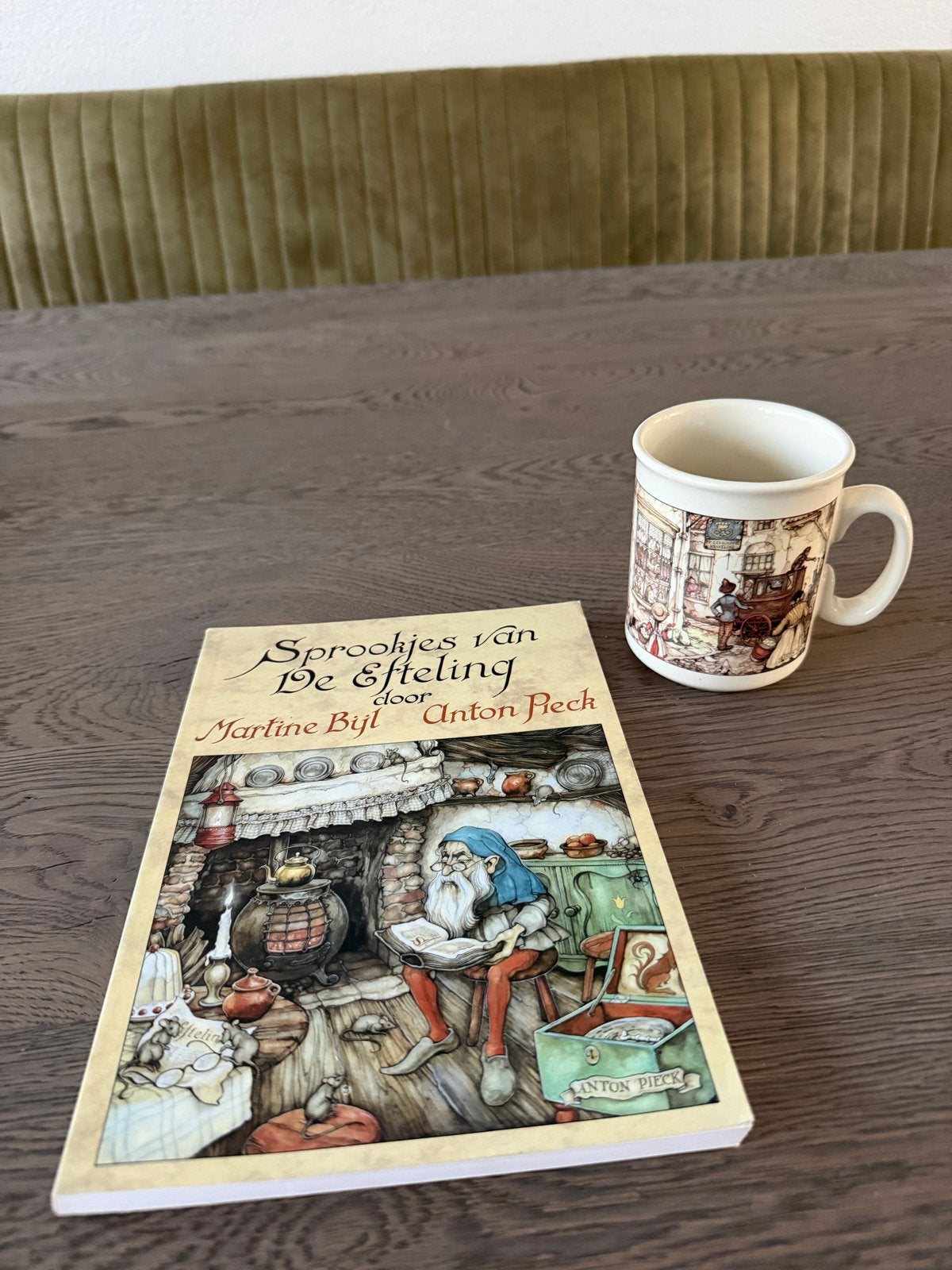 Sprookjes van De Efteling boek en Anton Pieck mok, Verzamelen, Efteling, Ophalen of Verzenden, Zo goed als nieuw
