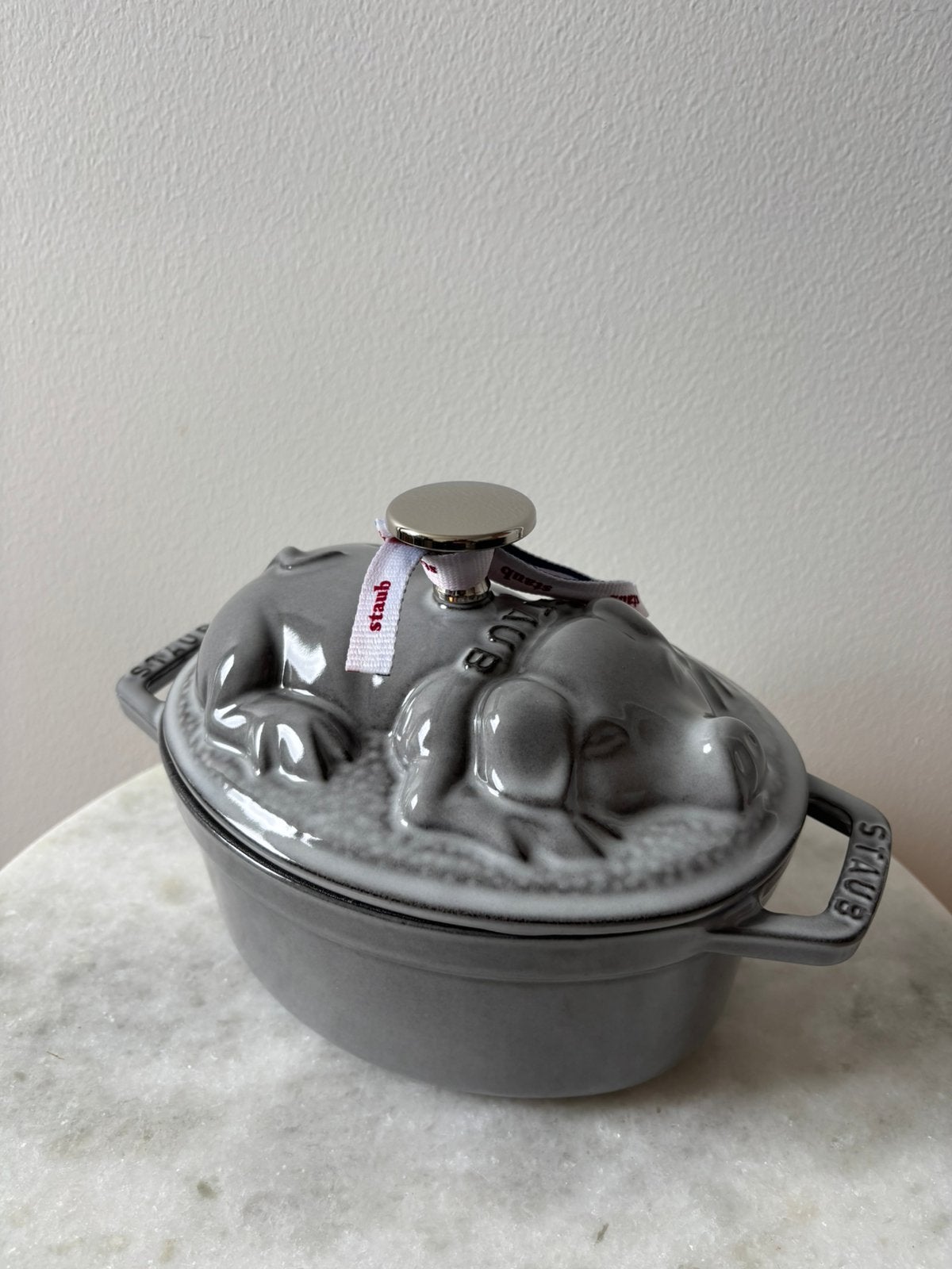Nieuwe Staub varkensdeksel La cocotte stoofpan ovaal 17cm., Huis en Inrichting, Nieuw, Ophalen of Verzenden, D, Zwilling