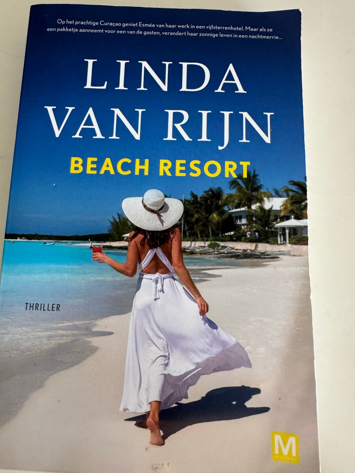 Linda van Rijn - Beach Resort (Thriller), Boeken, Ophalen of Verzenden, Zo goed als nieuw, Nederland