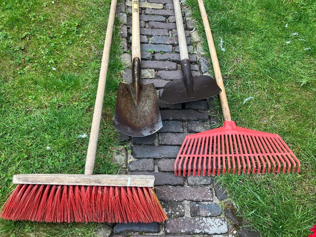 Tuingereedschap 4x: schop spade bezem grashark, Tuin en Terras, Hand-tuingereedschap, Ophalen, Zo goed als nieuw, Overige soorten