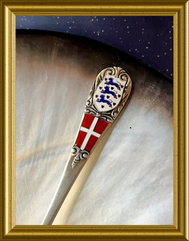 Zilveren lepel, geemailleerd wapen en vlag van Denemarken, Antiek en Kunst, Ophalen of Verzenden, Zilver
