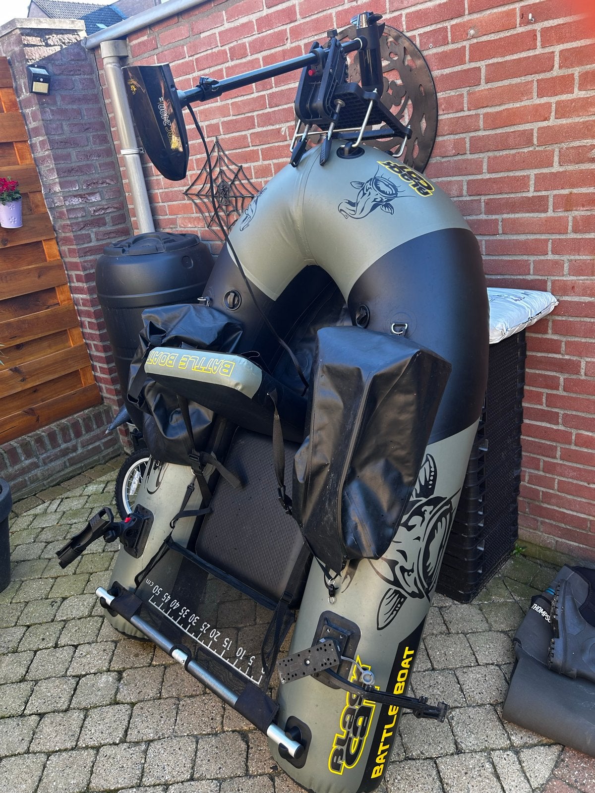 Belly boat Black Cat Battle Boat met elektromotor en accu, Ophalen, Zo goed als nieuw
