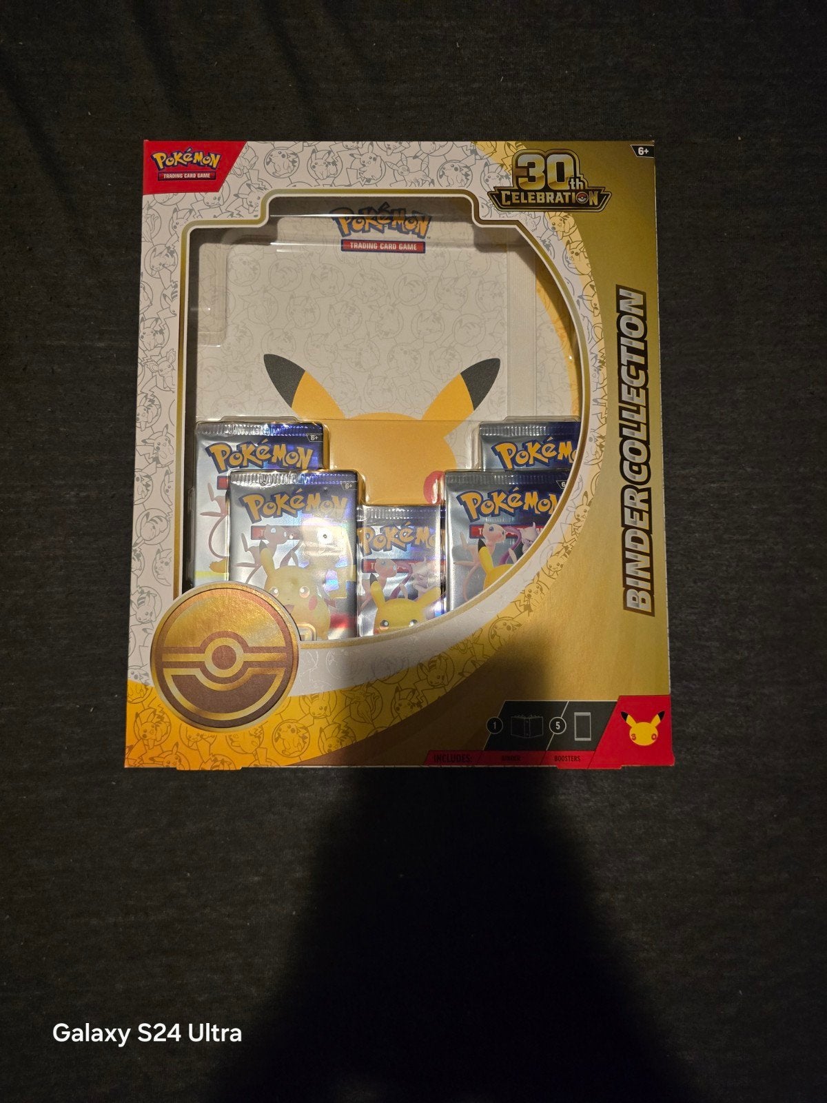 Pokémon 30th Anniversary Binder Collection, Ophalen of Verzenden, Nieuw, Boosterbox, Foil