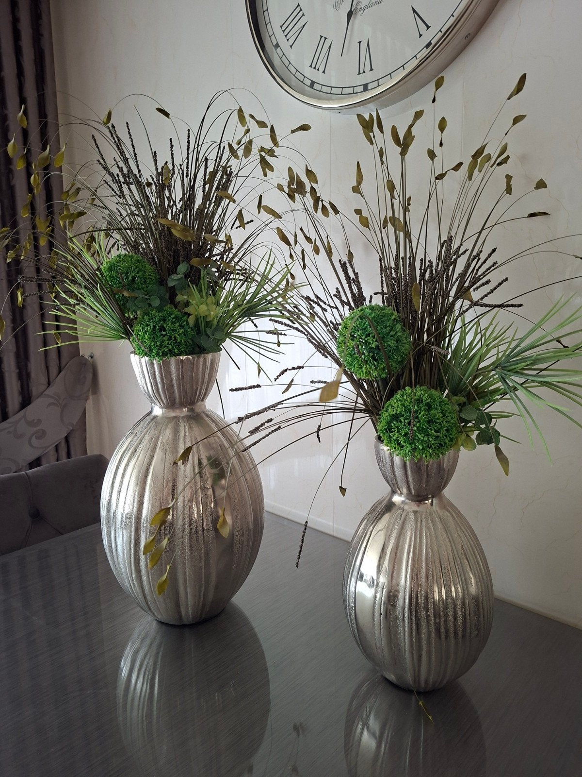 Grote zilverkleurige vazen met decoratieve takken, Inclusief decoratie, Nieuw, Ophalen of Verzenden, Metaal