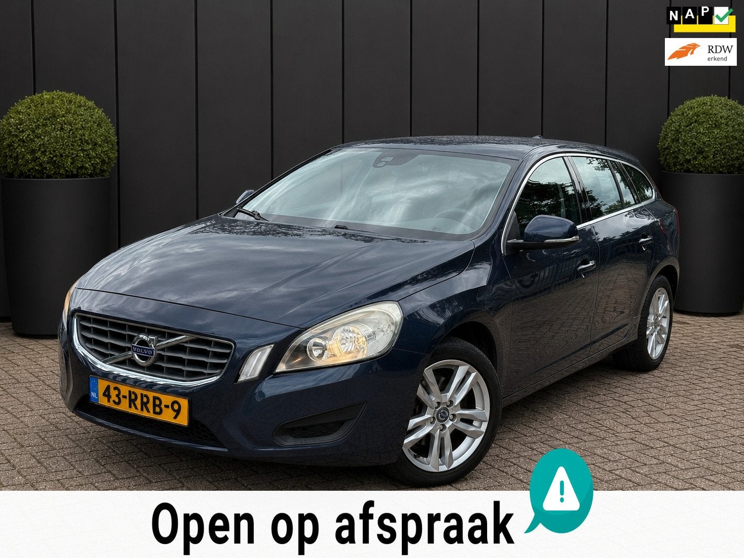 Volvo V60 1.6 T4 Momentum AUTOMAAT NAVI CRUISE APK, Gebruikt, 4 cilinders, Blauw, Leder en Stof