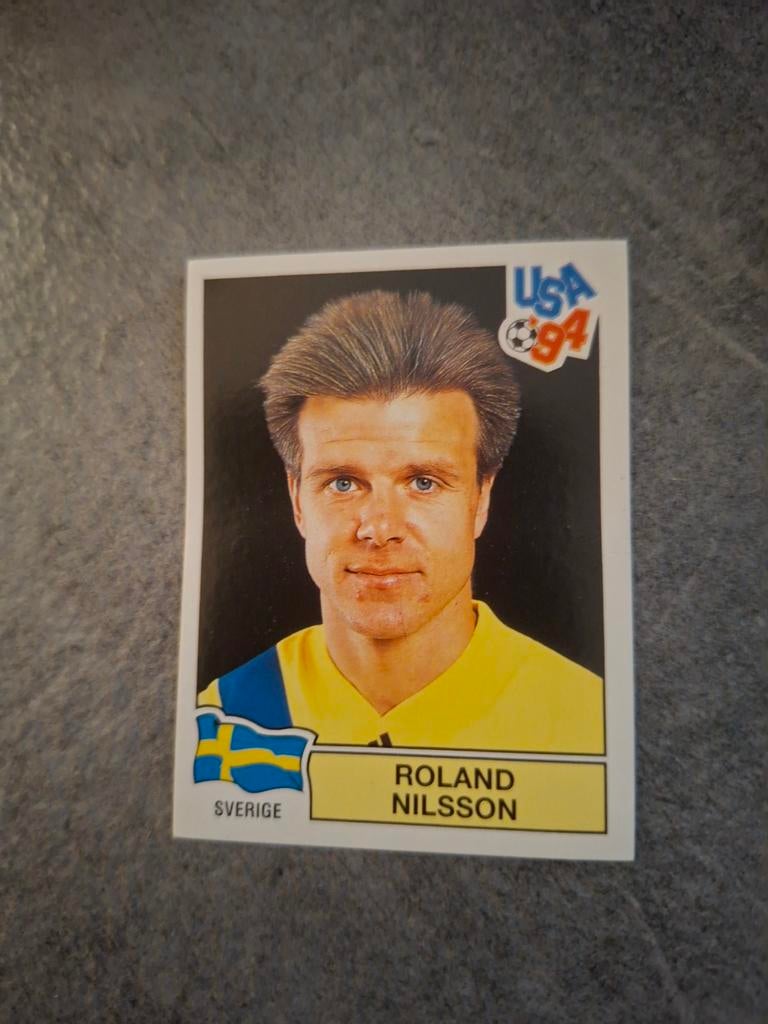 Panini sticker WK 94 USA (rood) Roland Nilsson Zweden., Verzenden, Zo goed als nieuw, Sticker