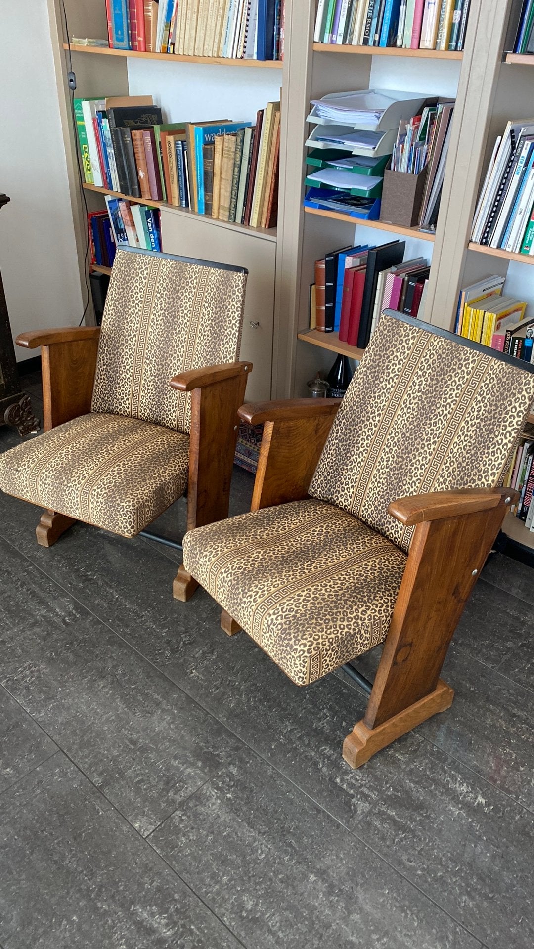 2 stuks artdeco Kersenhouten  bioscoop stoelen, Ophalen