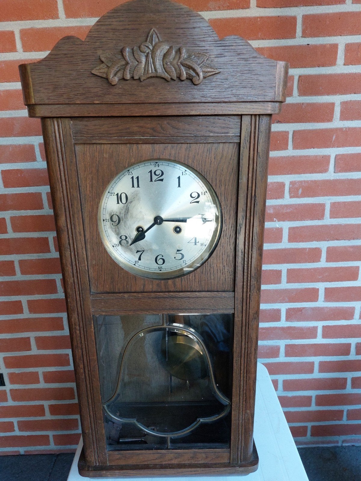 Antieke houten wandklok met slinger, Ophalen