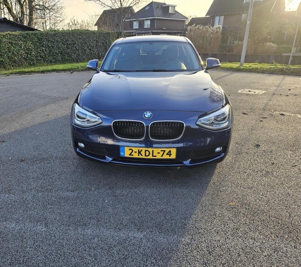 BMW 1-Serie 116i Automaat - Xenon - Leder - LMV - Stoelverw, Auto's, BMW, Zwart, 4 cilinders, Blauw, 1200 kg