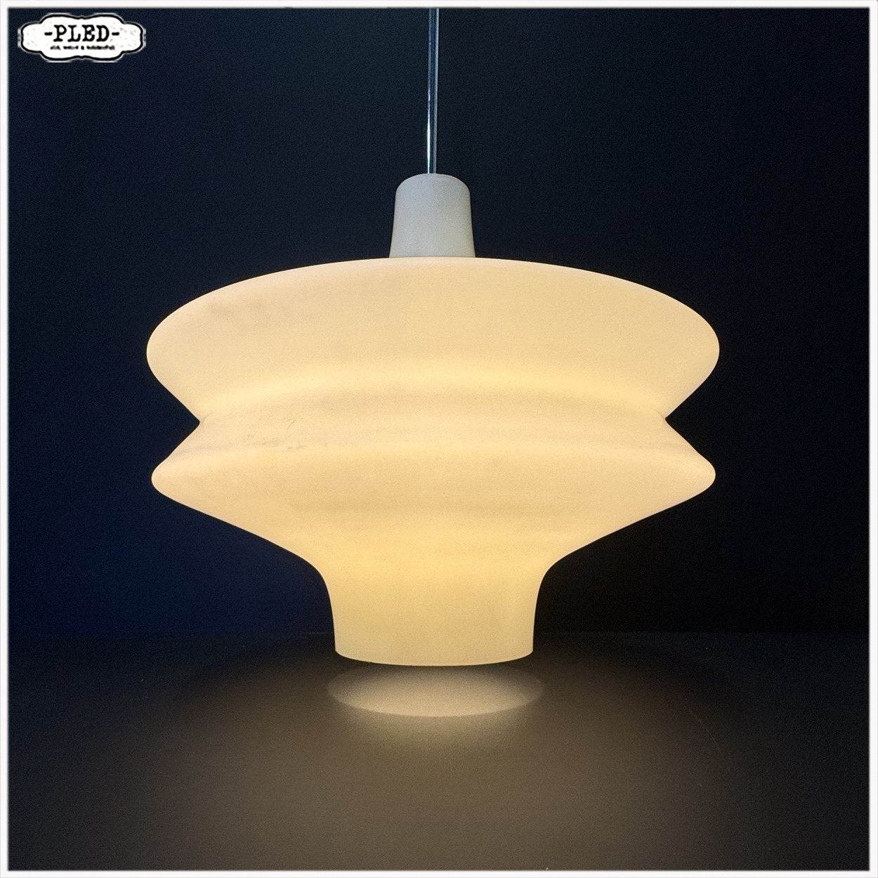 Foto 2 van Grote, sculpturale opaline pendellamp jaren 60 Lamp Hanglamp